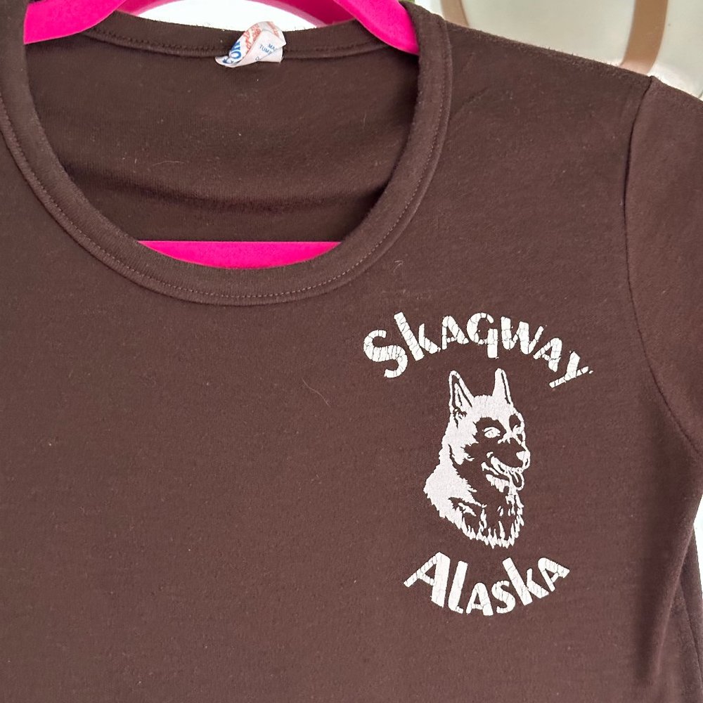 brown 70's baby T